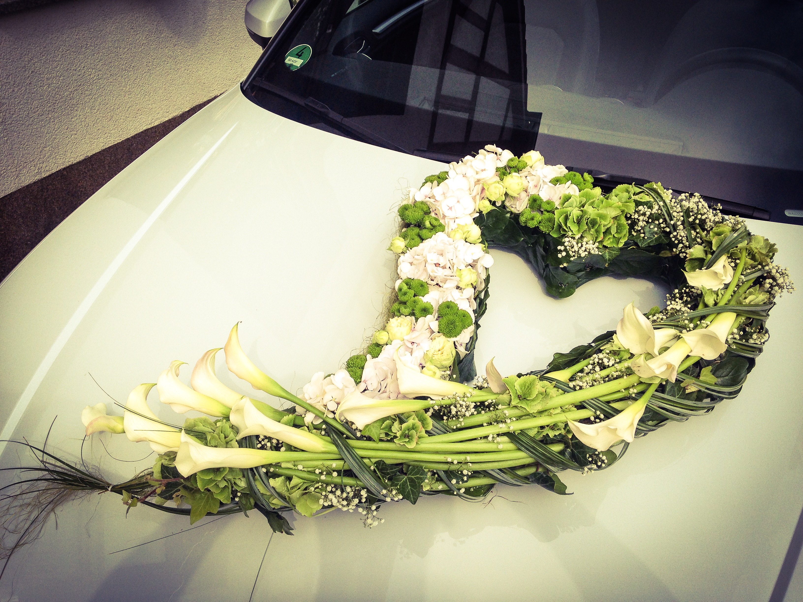 Blumendeko für den Autoschmuck der Hochzeit
